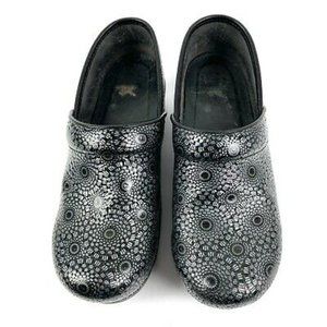 Dansko memory foam nonslip leather clogs in silver & black, nurses orthopedic